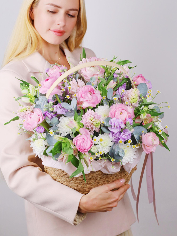 КОРЗИНА С РАНУНКУЛЮСАМИ, МАТТИОЛОЙ И ЭВКАЛИПТОМ