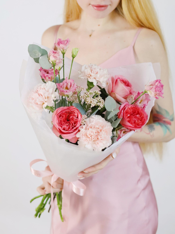 БУКЕТ С ПИОНОВИДНОЙ РОЗОЙ, ЭУСТОМОЙ И ОЗОТАМНУСОМ