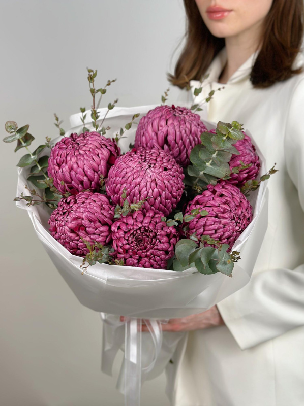 КРУГЛЫЙ БУКЕТ С ХРИЗАНТЕМОЙ И ЭВКАЛИПТОМ