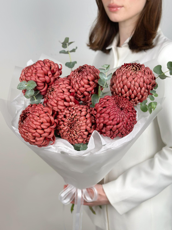 БУКЕТ С ХРИЗАНТЕМОЙ И ЭВКАЛИПТОМ