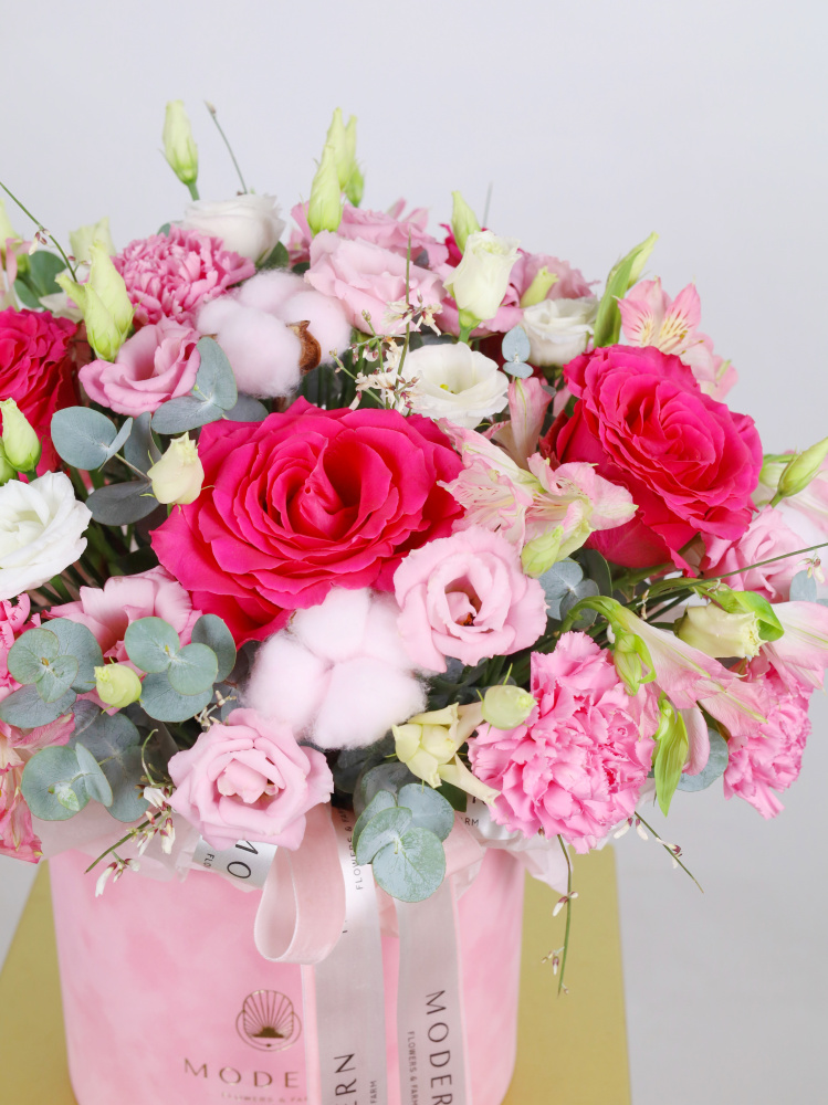 ПИОНОВИДНАЯ РОЗА, ЭУСТОМА, АЛЬСТРОМЕРИЯ В БАРХАТНОЙ ШЛЯПНОЙ КОРОБКЕ