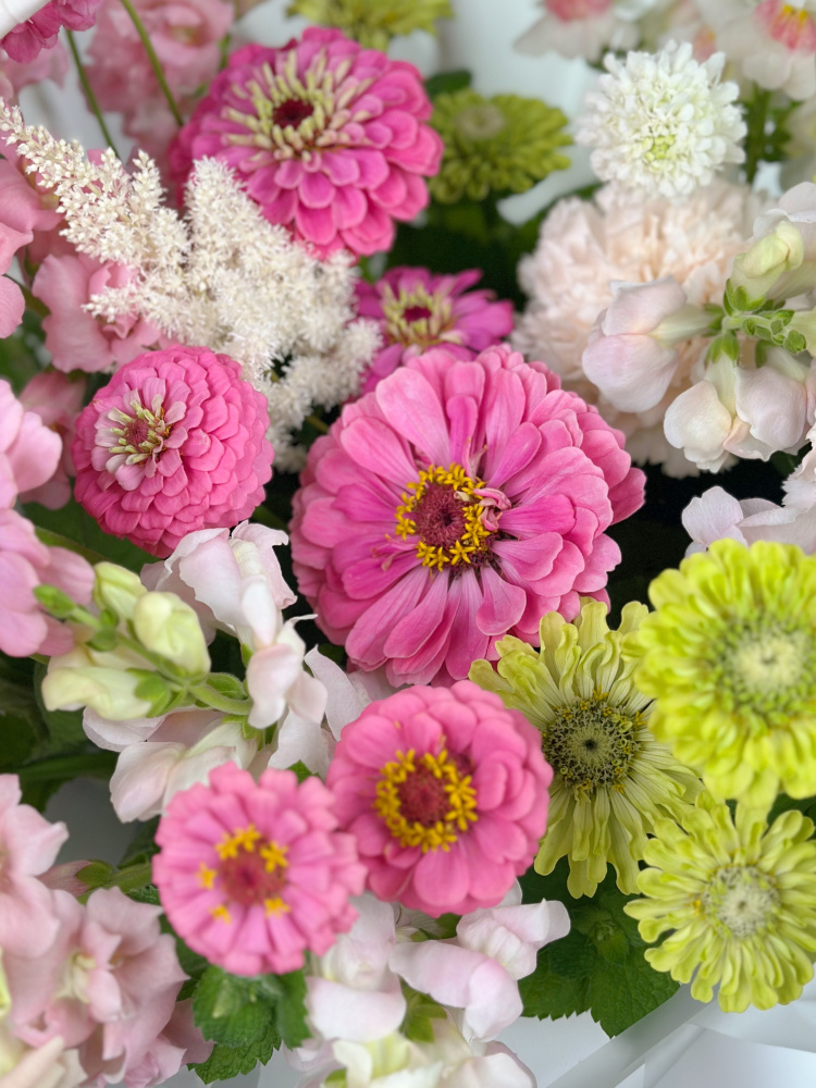 БОЛЬШАЯ КОРЗИНА С СЕЗОННЫМИ ЛЕТНИМИ ЦВЕТАМИ