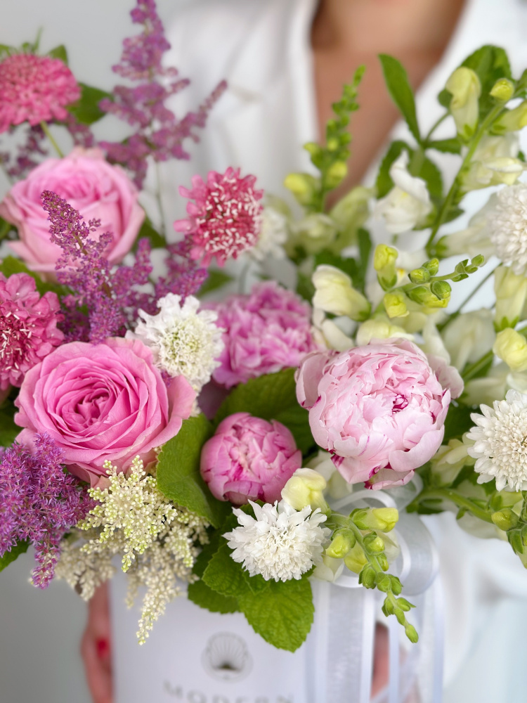 НЕЖНАЯ КОМПОЗИЦИЯ С ПИОНОМ И АСТИЛЬБОЙ