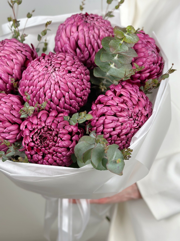 КРУГЛЫЙ БУКЕТ С ХРИЗАНТЕМОЙ И ЭВКАЛИПТОМ