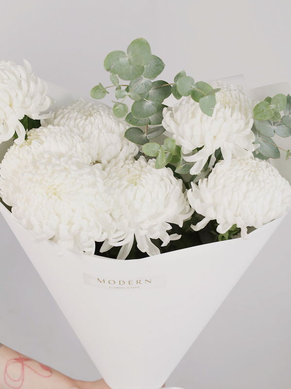 БУКЕТ С БЕЛОЙ ХРИЗАНТЕМОЙ И ЭВКАЛИПТОМ