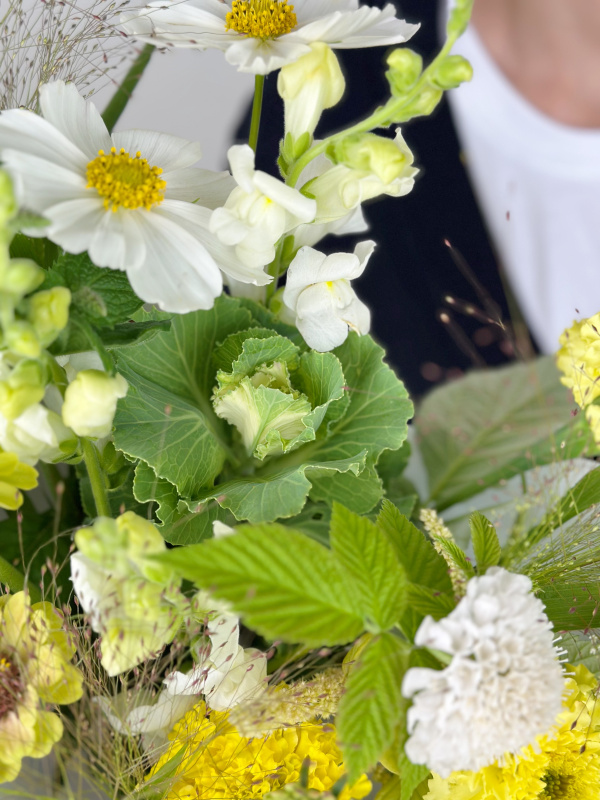 БУКЕТ ИЗ ФЕРМЕРСКИХ ЦВЕТОВ С КОСМЕЕЙ И АМАРАНТОМ