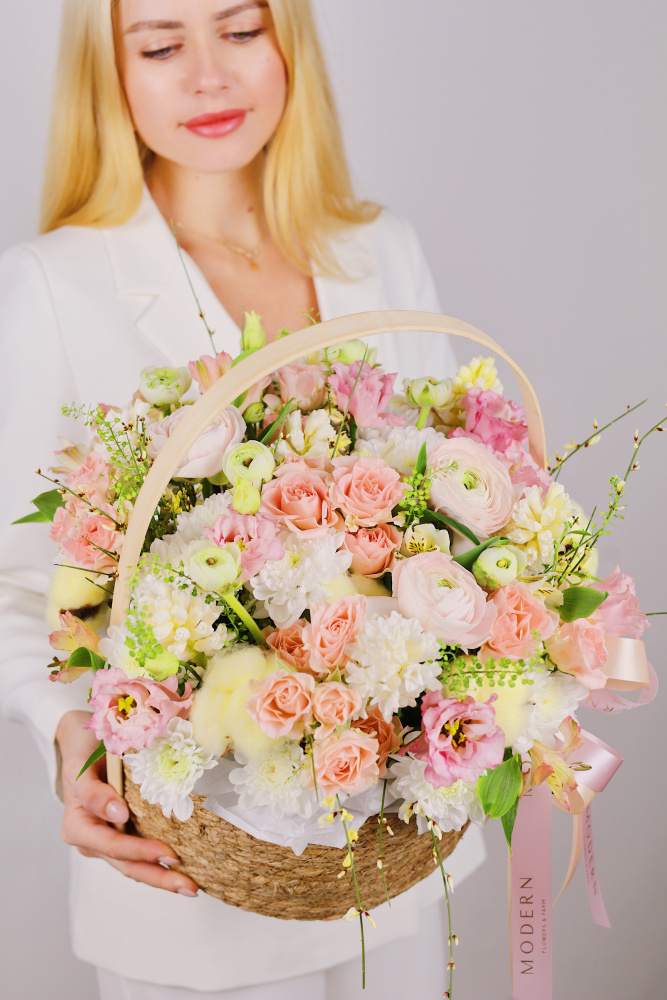 НЕЖНАЯ КОРЗИНА С РАНУНКУЛЮСАМИ, РОЗОЙ И ХЛОПКОМ