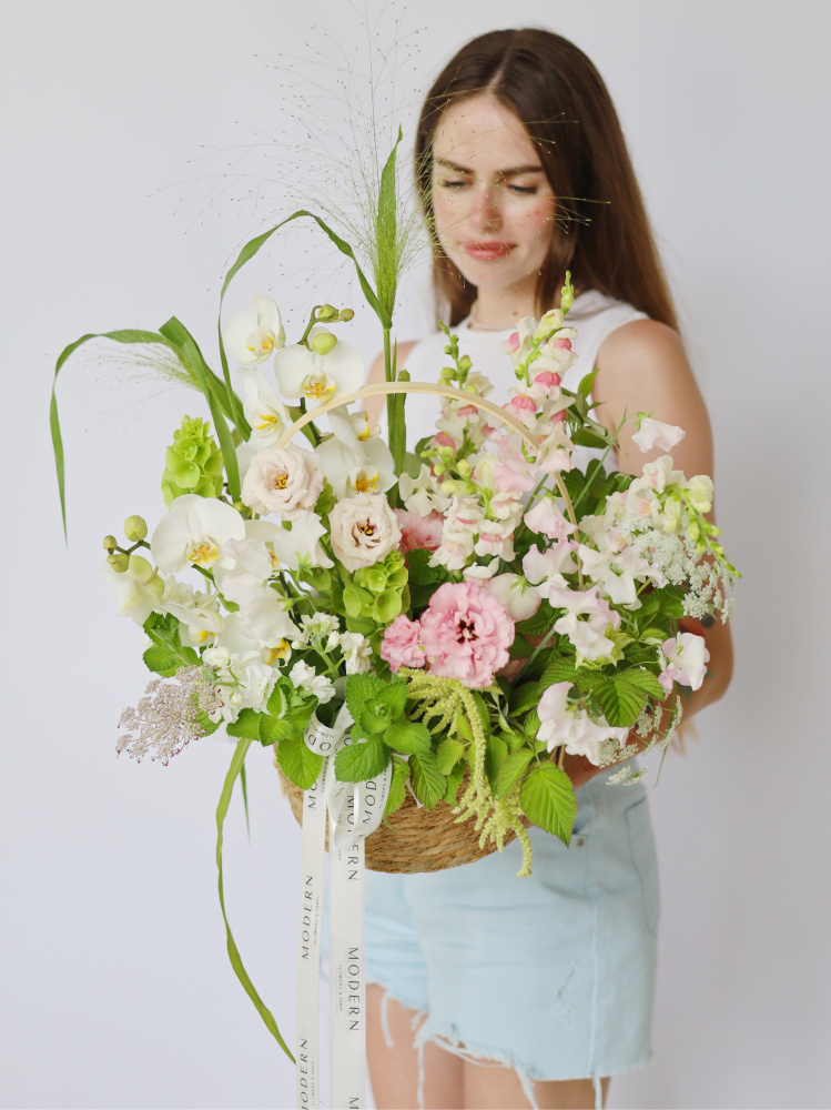 НЕЖНАЯ КОРЗИНА С ОРХИДЕЕЙ И СЕЗОННЫМИ ЛЕТНИМИ ЦВЕТАМИ