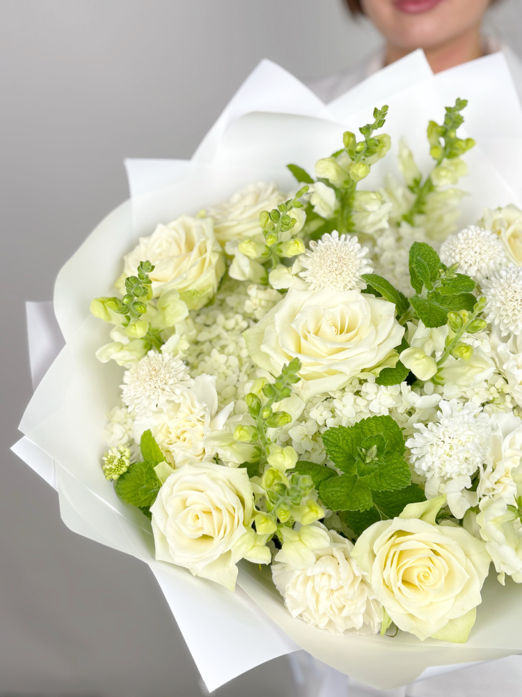 ТОРЖЕСТВЕННЫЙ БУКЕТ В БЕЛЫХ ТОНАХ