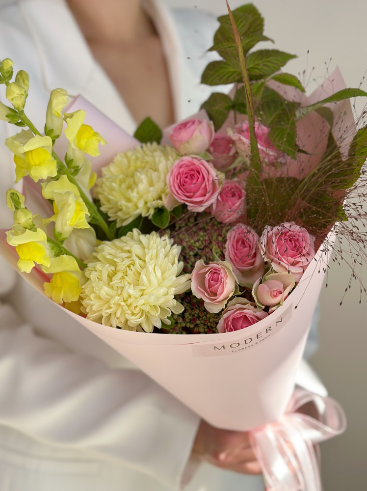 БУКЕТ С АСТРОЙ, КУСТОВОЙ РОЗОЙ И МАЛИНОЙ БУКЕТ С АСТРОЙ, КУСТОВОЙ РОЗОЙ И МАЛИНОЙ