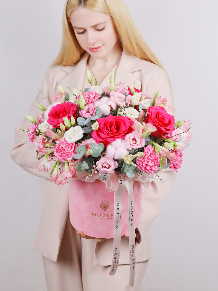 ПИОНОВИДНАЯ РОЗА, ЭУСТОМА, АЛЬСТРОМЕРИЯ В БАРХАТНОЙ ШЛЯПНОЙ КОРОБКЕ