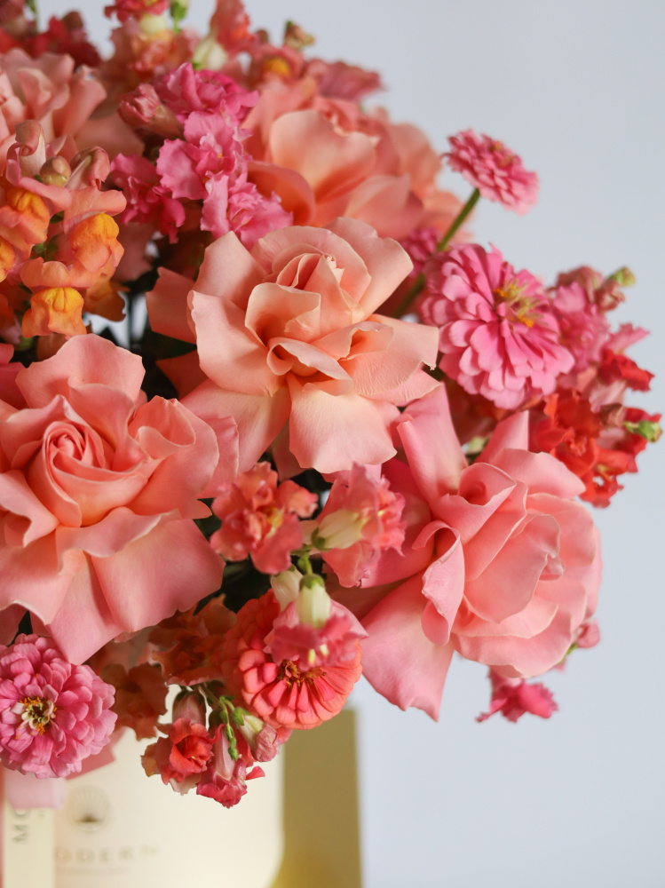 БОЛЬШАЯ КОМПОЗИЦИЯ В БАРХАТНОЙ КОРОБКЕ С ФРАНЦУЗСКИМИ РОЗАМИ, ЦИННИЕЙ И ЛЬВИНЫМ ЗЕВОМ