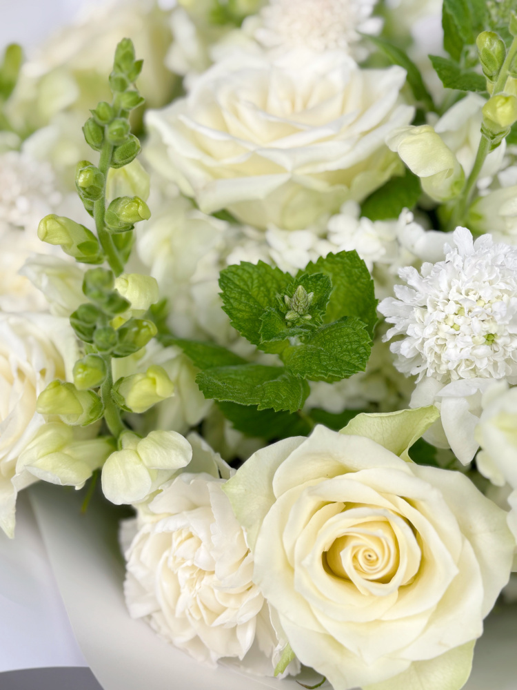 ТОРЖЕСТВЕННЫЙ БУКЕТ В БЕЛЫХ ТОНАХ