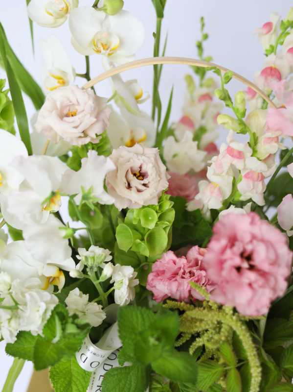 НЕЖНАЯ КОРЗИНА С ОРХИДЕЕЙ И СЕЗОННЫМИ ЛЕТНИМИ ЦВЕТАМИ