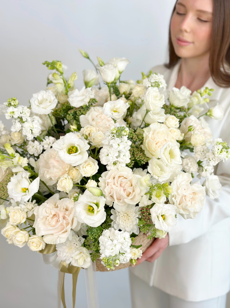 ПИОНОВИДНАЯ РОЗА, ЭУСТОМА, МАТТИОЛА В БОЛЬШОЙ ПЛЕТЕНОЙ КОРЗИНЕ