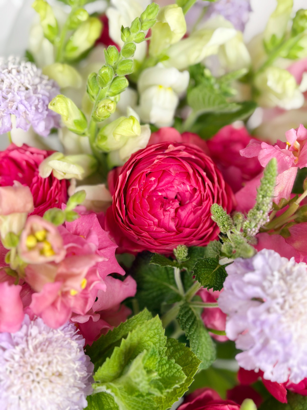 БУКЕТ С ПИОНОВИДНОЙ РОЗОЙ, СКАБИОЗОЙ И МЯТОЙ