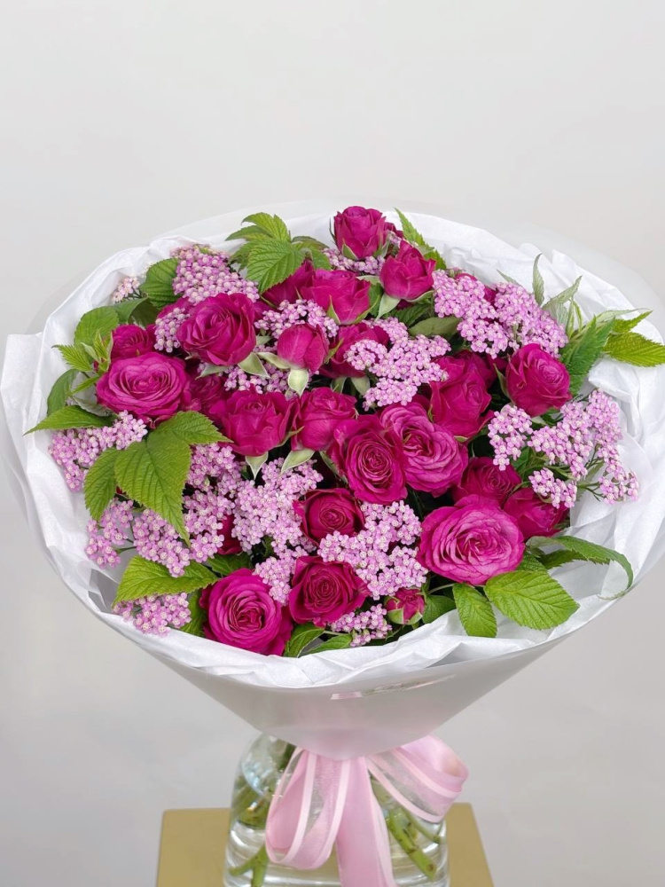 ЯРКИЙ БУКЕТ С КУСТОВОЙ РОЗОЙ