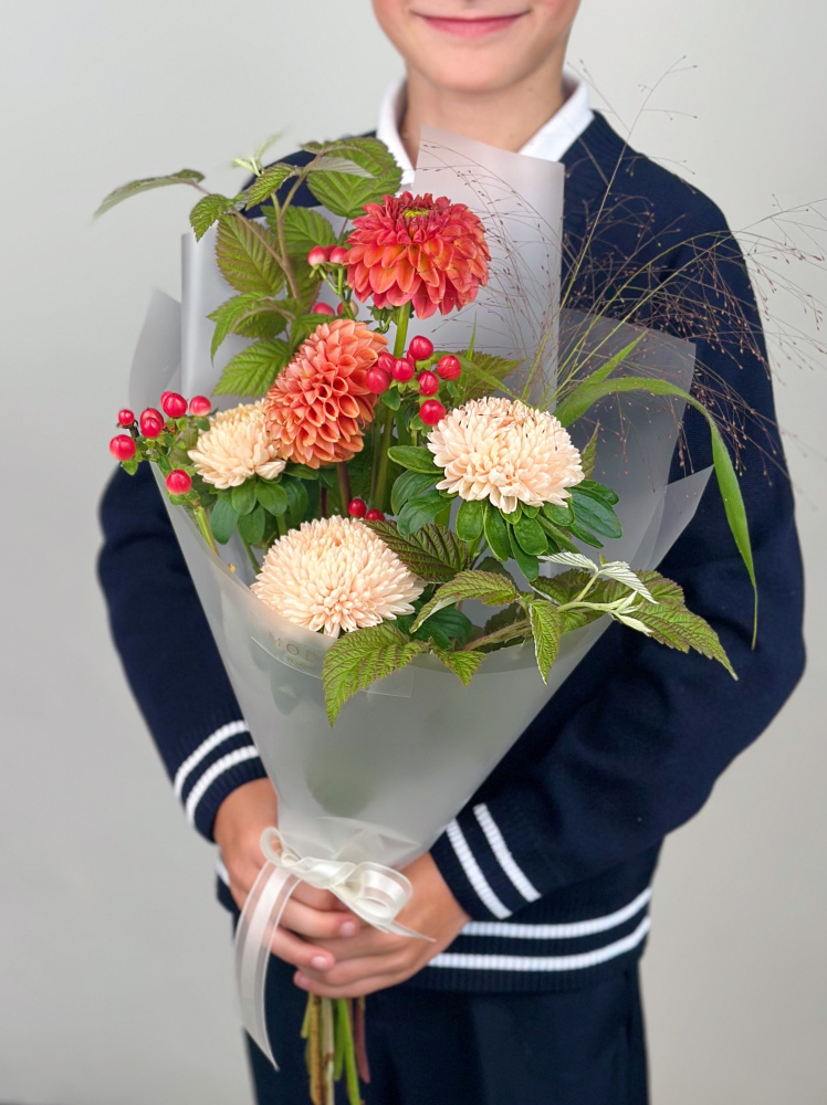 БУКЕТ С ГЕОРГИНАМИ И АСТРОЙ БУКЕТ С ГЕОРГИНАМИ И АСТРОЙ