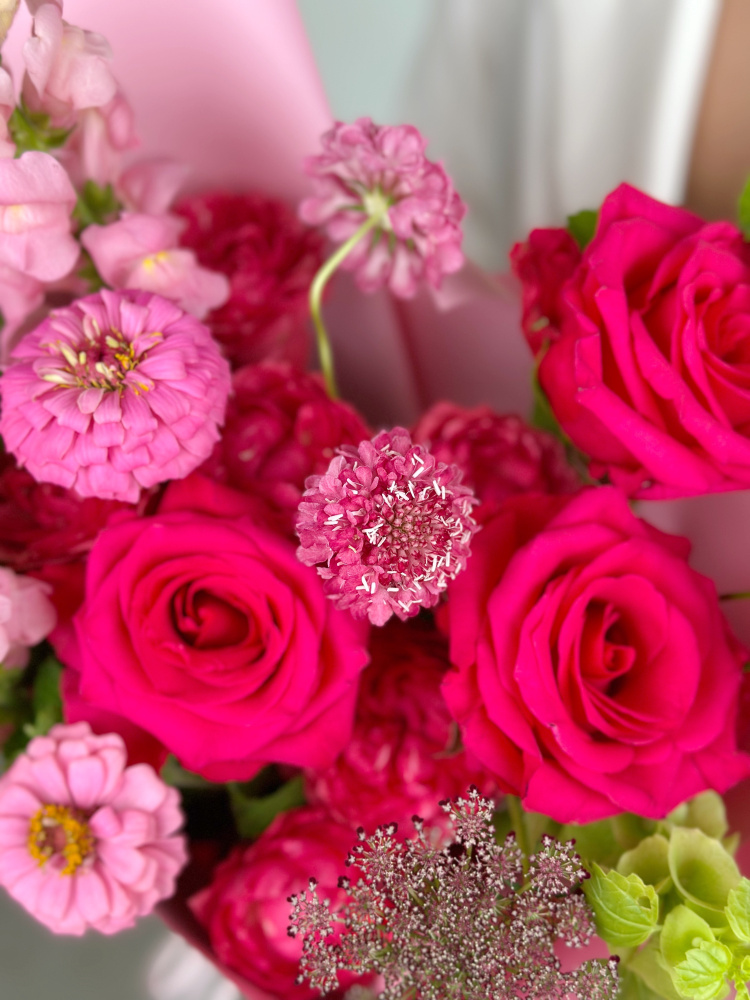 ЯРКИЙ БУКЕТ С ПИОНОВИДНОЙ РОЗОЙ И ЛЬВИНЫМ ЗЕВОМ