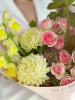 БУКЕТ С АСТРОЙ, КУСТОВОЙ РОЗОЙ И МАЛИНОЙ