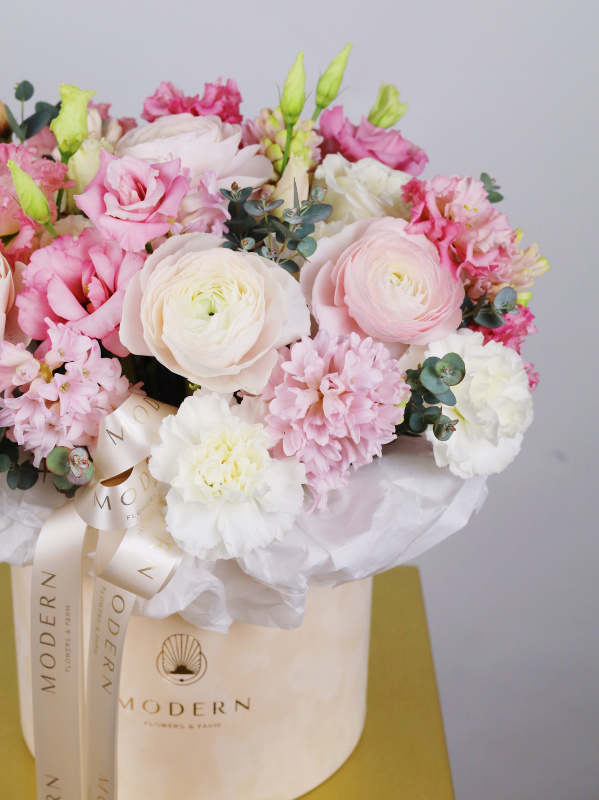 РАНУНКУЛЮС, ГИАЦИНТ, ЭУСТОМА В БАРХАТНОЙ КОРОБКЕ