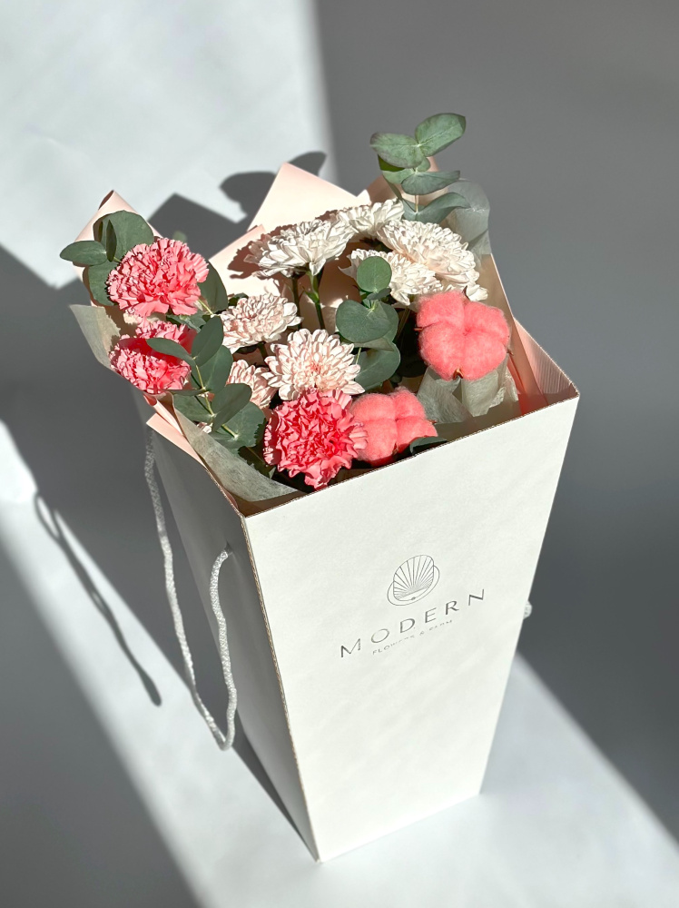 Букет из хризантем, гвоздики, эвкалипта и хлопка