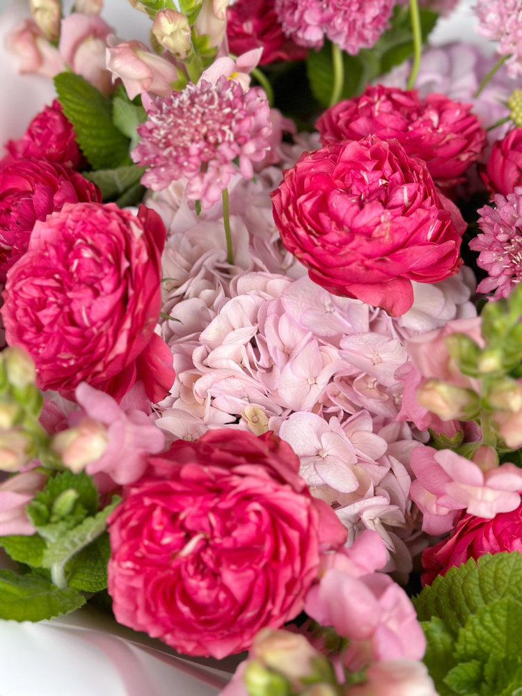 БОЛЬШОЙ БУКЕТ С ГОРТЕНЗИЕЙ И ПИОНОВИДНОЙ РОЗОЙ
