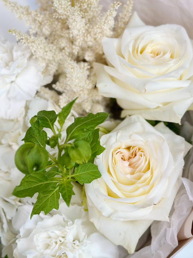 БЕЛЫЙ БУКЕТ С ПИОНОВИДНОЙ РОЗОЙ И ГОРТЕНЗИЕЙ