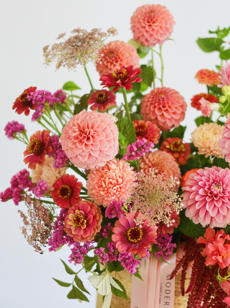 БОЛЬШАЯ КОРЗИНА С ГЕОРГИНАМИ, АМАРАНТОМ И ЦИННИЕЙ