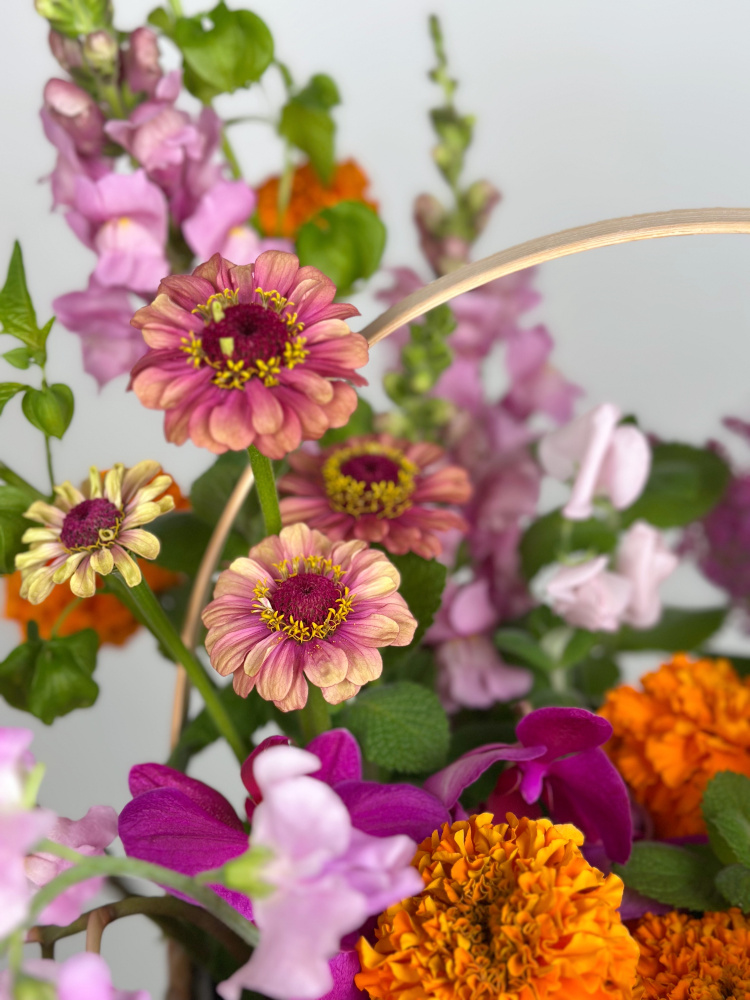 ЯРКАЯ КОРЗИНА С ЛЕТНИМИ ЦВЕТАМИ