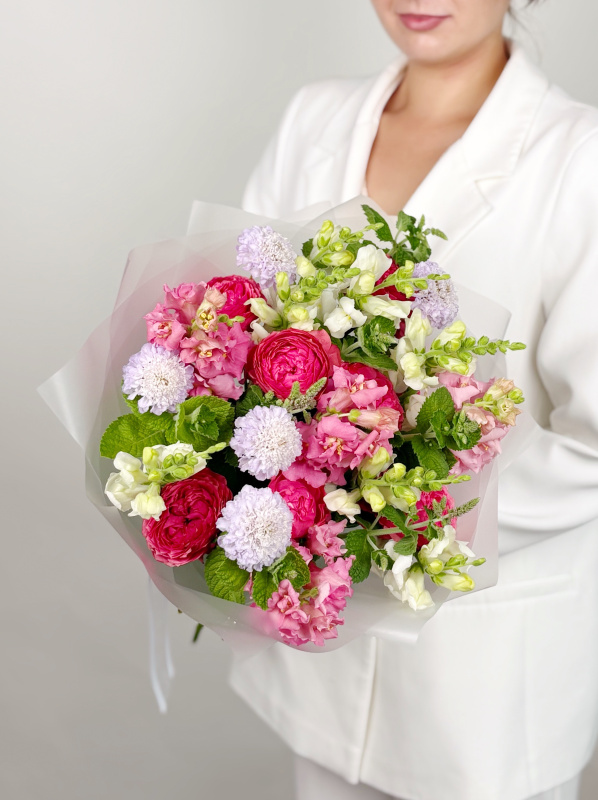 БУКЕТ С ПИОНОВИДНОЙ РОЗОЙ, СКАБИОЗОЙ И МЯТОЙ