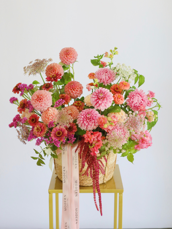 БОЛЬШАЯ КОРЗИНА С ГЕОРГИНАМИ, АМАРАНТОМ И ЦИННИЕЙ БОЛЬШАЯ КОРЗИНА С ГЕОРГИНАМИ, АМАРАНТОМ И ЦИННИЕЙ