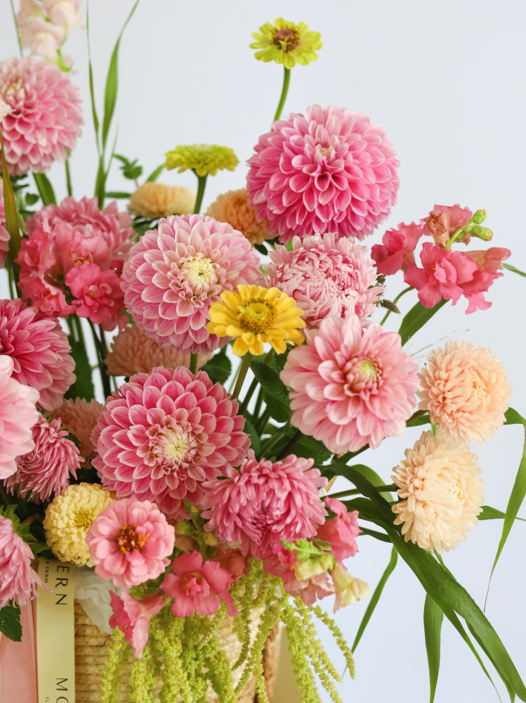 БОЛЬШАЯ ЛЕТНЯЯ КОРЗИНА С ГЕОРГИНАМИ И ДРУГИМИ ФЕРМЕРСКИМИ ЦВЕТАМИ