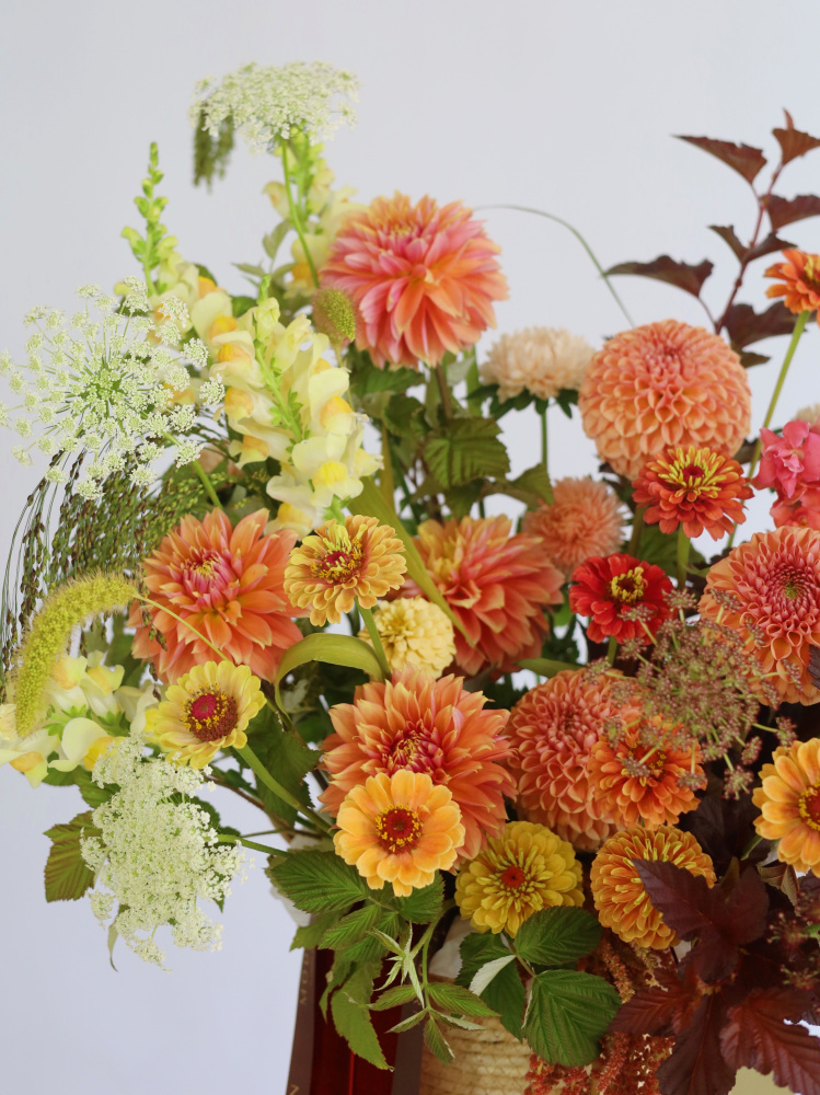 БОЛЬШАЯ КОРЗИНА С ГЕОРГИНАМИ И ДРУГИМИ ЛЕТНИМИ ЦВЕТАМИ