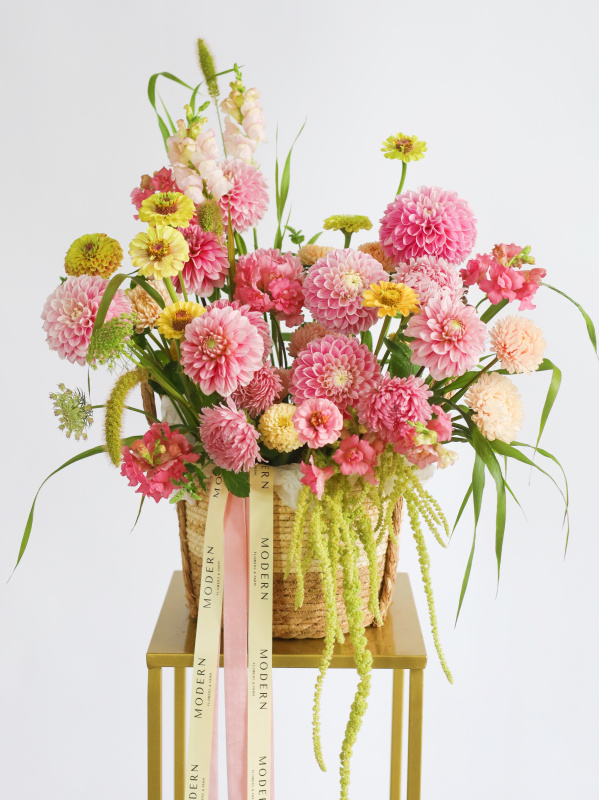 БОЛЬШАЯ ЛЕТНЯЯ КОРЗИНА С ГЕОРГИНАМИ И ДРУГИМИ ФЕРМЕРСКИМИ ЦВЕТАМИ БОЛЬШАЯ ЛЕТНЯЯ КОРЗИНА С ГЕОРГИНАМИ И ДРУГИМИ ФЕРМЕРСКИМИ ЦВЕТАМИ