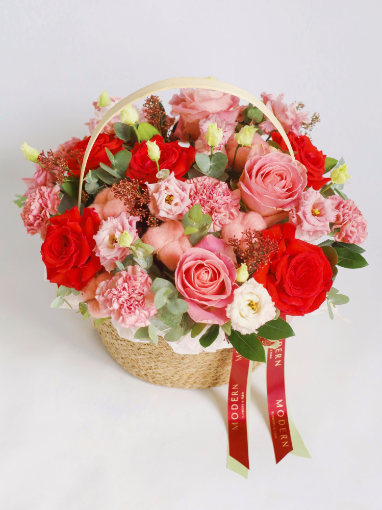 ПИОНОВИДНАЯ РОЗА, ЭУСТОМА, ЭВКАЛИПТ В ПЛЕТЕНОЙ КОРЗИНЕ